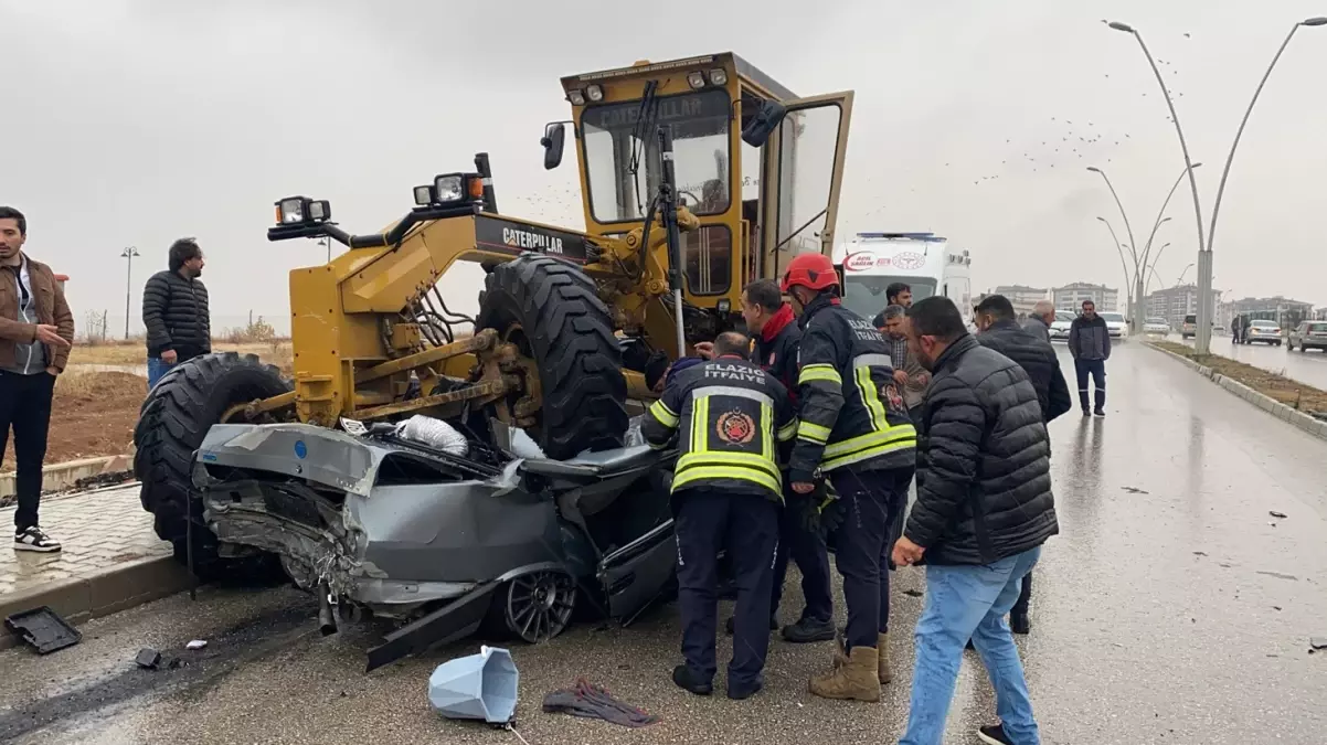 Elazığ’da greyder otomobili kağıt gibi ezdi