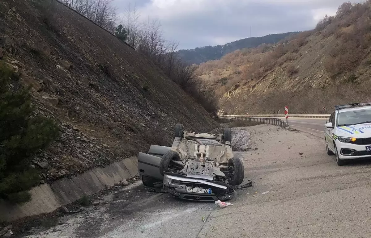 Boyabat’ta Otomobil Su Kanalına Devrildi